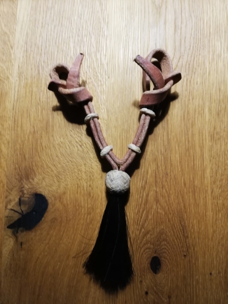 Kinnriemen mit Tassel und Rawhide Applikation, Harness Leather